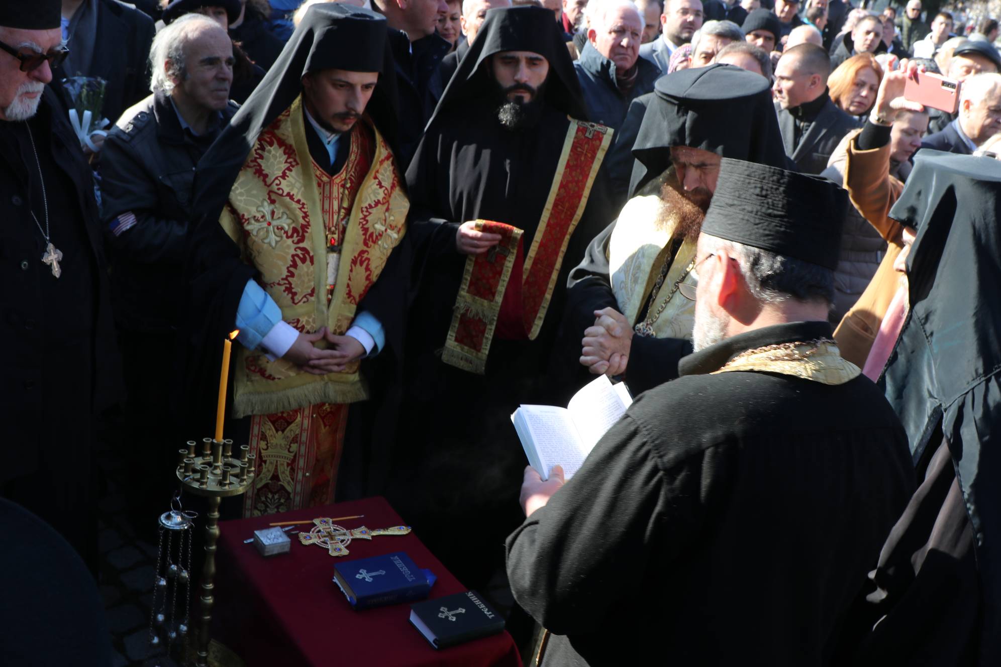 Митрополит Гервасий в съслужение с шестима духовници отслужи заупокойна литургия в памет на жертвите на червения терор